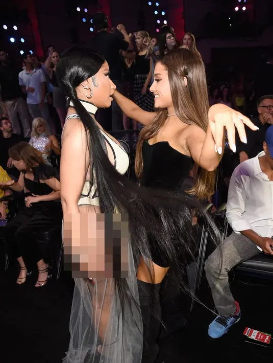 Nicki Minaj sendiri pun mengatakan bahwa ia benar-benar bangga dengan prestasi yang diraih oleh Ariana. (GETTY IMAGES/KEVIN MAZUR/Cosmopolitan)