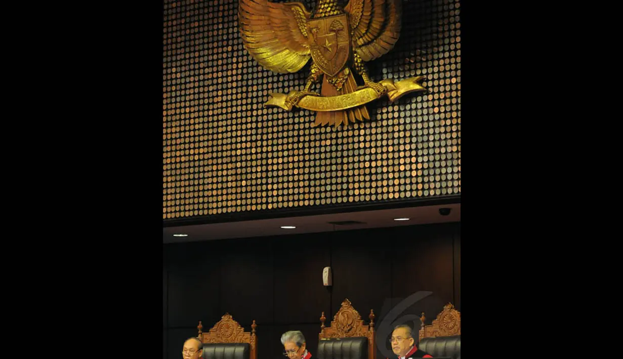 Sidang ini dihadiri kuasa hukum Akil, Adardam Achyar dan Fransiskus. Sementara dari pihak Hakim Konstitusi tampak Aswanto, Muhammad Alim dan Wahiduddin Adams, (29/8/14). (Liputan6.com/Faisal R Syam)