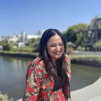 Dari beberapa postingan yang ia unggah di Instagramnya, dirinya tampak ceria dengan outfit yang dikenakan. Bahkan ia mengenakan brand lokal Indonesia, saat berada di Amerika Serikat. Instagram @marshanda99