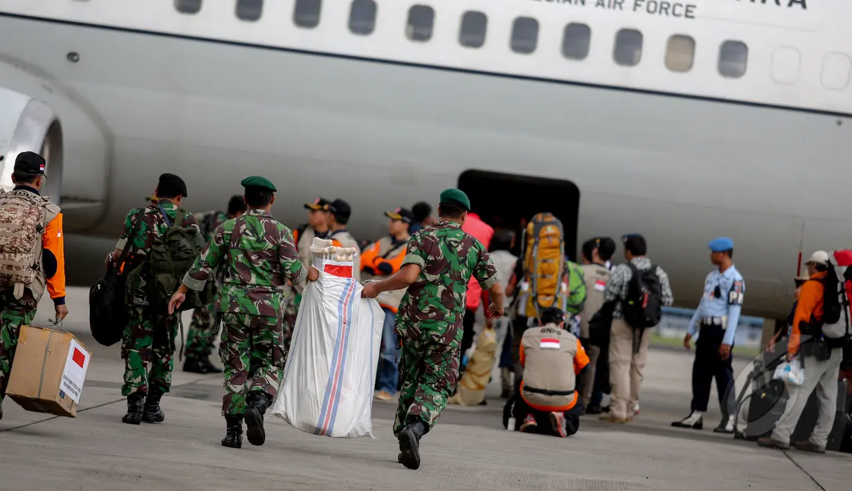 Rombongan "Indonesia Peduli Nepal" membawa barang-barang yang dibutuhkan warga Nepal, Jakarta, Rabu (29/4/2015). Dalam rombongan pertama ini Indonesia mengirim 66 personel. (Liputan6.com/Faizal Fanani) 