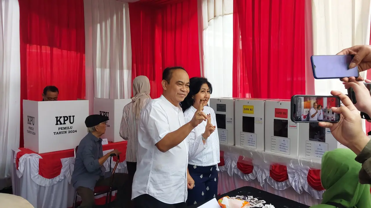 Menteri Komunikasi dan Informatika (Menkominfo) Budi Arie Setiadi telah melakukan pencoblosan bersama keluarganya di TPS 01 Widya Chandra, Senayan, Jakarta Selatan pada Rabu (14/2).