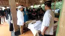 Sejumlah pelayat tampak berdoa di depan jenazah Didi Petet di musala di rumah kediaman almarhum di kawasan Ciputat, Tangsel, Jumat (15/5/2015). Didi Petet meninggal di usia 58 tahun karena diduga menderita asam lambung. (Liputan6.com/Helmi Afandi)