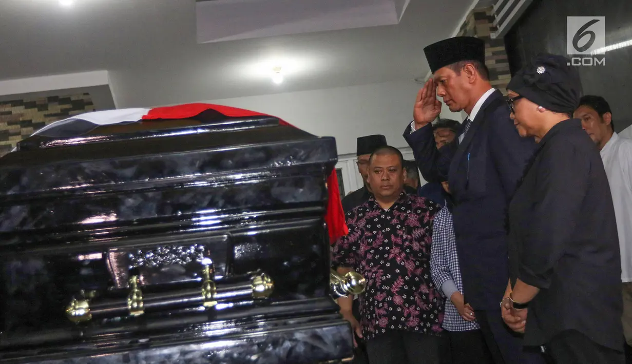 Kepala BNPB Doni Monardo dan Menlu Retno Marsudi memberikan penghormatan terakhir saat serah terima jenazah Kapus Data Informasi dan Humas BNPB Sutopo Purwo Nugroho di rumah duka Raffles Hils, Cimanggis, Depok, Minggu (7/7/2019). Sutopo tutup usia di Guangzhou, China. (Liputan6.com/Herman Zakharia)