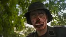  Seorang peserta laki-laki memamerkan hasil karyanya berupa wajah Zombie yang menyeramkan saat Parade Zombie di Praha, Ceko, Sabtu (24/05/2014) (AFP PHOTO/Michal Cizek)