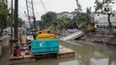 Pekerja menyelesaikan pemasangan dinding turap di kali pasar baru, Jakarta, Rabu (9/3/2022). Dinas Sumber Daya Air DKI Jakarta melakukan pemasangan turap bertujuan untuk mengantisipasi banjir serta tanah ambles di pinggir sungai. (Liputan6.com/Faizal Fanani)