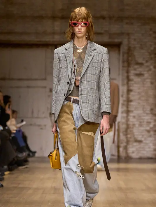 Koleksi ini juga memiliki elemen yang nyaman dengan kaos yang washed and worn, baju tebal dan hoodies, serta alas kaki fuzzy yang terinspirasi dari sandal anak-anak. Setiap penampilan diikuti celana ultra-baggy yang terinspirasi dari budaya skateboard, yang mengerut di pergelangan kaki untuk efek yang kasual dan elegan secara bersamaan.  [coach]