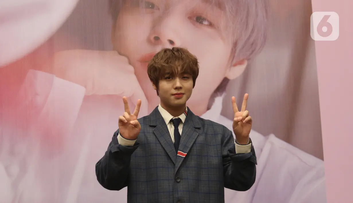 Penyanyi idola K-pop, Park Jihoon berpose untuk awak media sebelum memulai konsernya di ICE BSD Hall 5, BSD, Tangerang Selatan, Sabtu (15/2/2020). Mantan anggota Wanna One itu menggelar acara jumpa penggemar sekaligus konser bertajuk “Park Jihoon FanCon Asia Tour”. (Liputan6.com/Angga Yuniar)