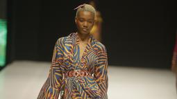Seorang model berjalan di catwalk mengenakan busana rancangan Andrea Iyamah selama Heineken Fashion and Design Week di Lagos, Nigeria (26/10/2019). Lagos Fashion Week (LFWNG) adalah acara mode multi-hari tahunan yang didirikan pada 2011 oleh Omoyemi Akerele. (AP Photo/Sunday Alamba)