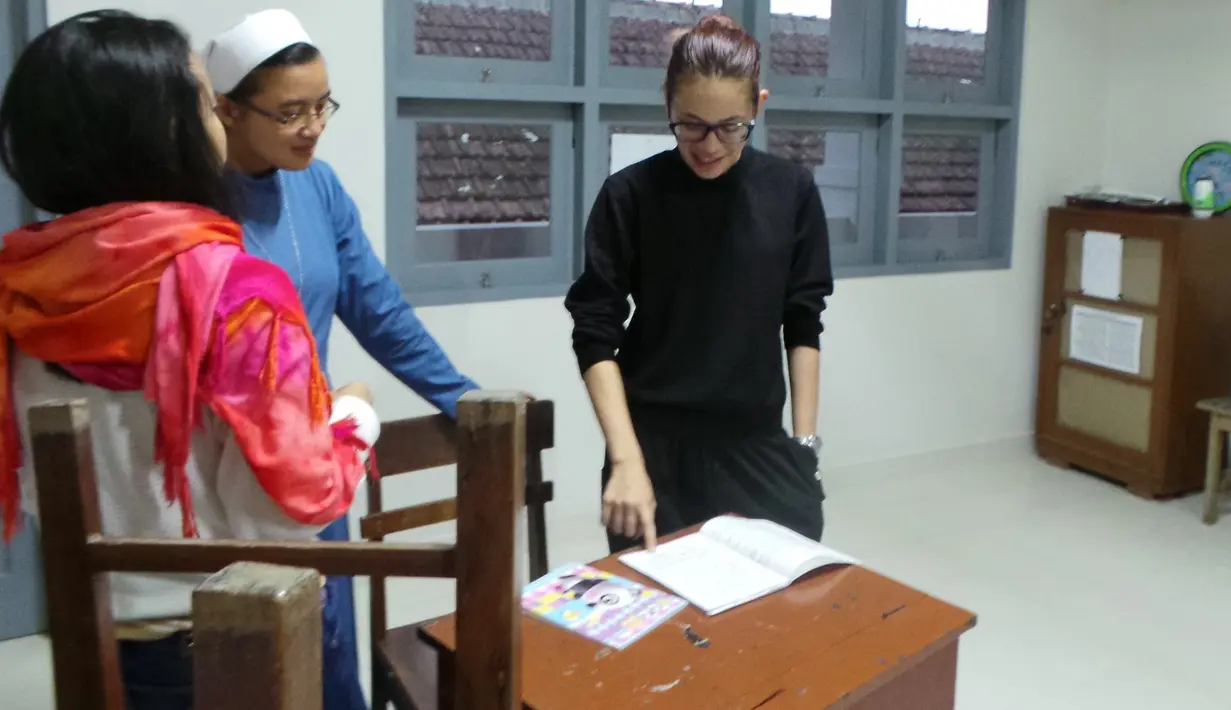 Shae diajak berkeliling untuk melihat lingkungan LPATR, dimulai dari salah satu ruang belajar para siswi disana. (Dreses Putranama/Bintang.com)