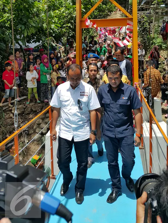 Suasana peresmian Jembatan Asa Asa ke-8 yang berada Desa PAO Kec.Tombolopao Kab.Gowa, Sulawesi Selatan, Minggu (20/3). Pengerjaan memakan waktu sekitar 2 bulan. Panjang  jembatan 60 meter, lebar 1,2 meter. (Liputan6.com/dok SCTV)