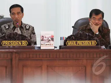 Presiden Joko Widodo (kiri) didampingi Wapres Jusuf Kalla memimpin Sidang Kabinet Paripurna di Kantor Presiden, Jakarta, Rabu (4/3/2015). Sidang membahas isu-isu nasional, diantaranya penyaluran beras untuk rakyat miskin. (Liputan6.com/Faizal Fanani)