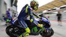 Pebalap Movistar Yamaha, Valentino Rossi, memacu motornya saat sesi latihan kedua jelang GP Malaysia di Sirkuit Sepang, Jumat (27/10/2017). Pada sesi ini pebalap Italia itu berada pada posisi keenam dengan waktu 13,071 detik. (AFP/Vincent Thian)