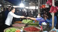 Presiden Jokowi menemui para pedagang di Pasar Baru Subang, Subang, Jawa Barat. Dalam kesempatan itu, Jokowi memberikan bantuan langsung tunai dan juga paket sembako. (Istimewa)