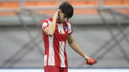 Beberapa kali terlihat menggaruk-garuk lehernya, banyak orang menduga jika dirinya kehilangan kalung atau barang berharga lainnya. (Bola.com/Bagaskara Lazuardi)