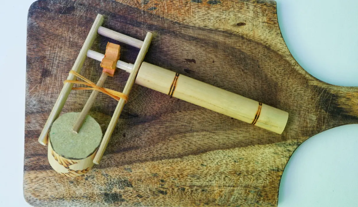 Mainan ini terbuar dari bambu dan menghasilkan suara otok-otok. Makanya, mainan ini disebut dengan klothokan. (HariPrasetyo/ Shutterstock.com)