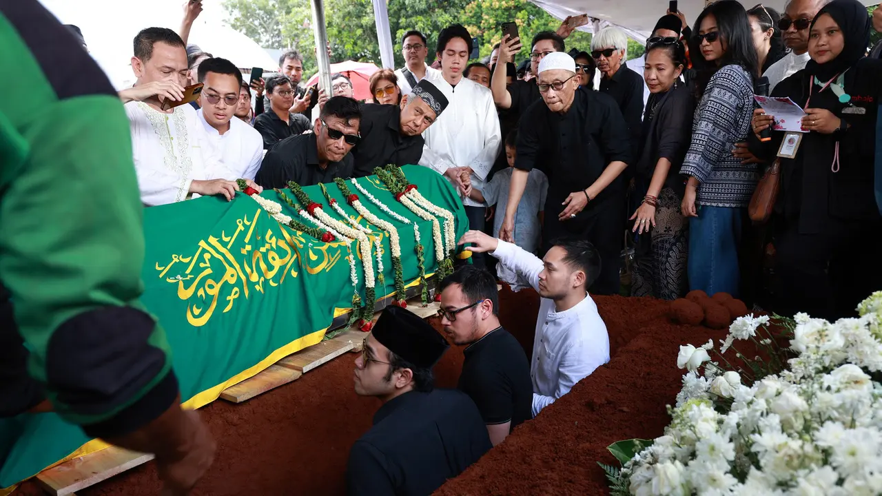 Suasana Haru Selimuti Pemakaman Aktor Senior Ray Sahetapy