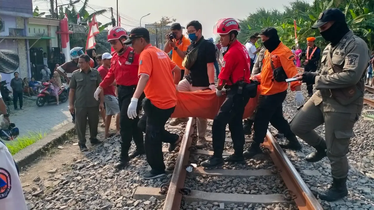 Jasad siswa SD tertabrak kereta dievakuasi petugas. (Istimewa)