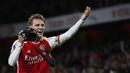 Pemain Arsenal, Martin Odegaard mengarahkan pose saat merayakan kemenangan setelah laga lanjutan Liga Inggris 2023/2024 melawan Liverpool di Emirates Stadium, London, Inggris, Minggu (05/02/2024) WIB. (AFP/Ian Kington)