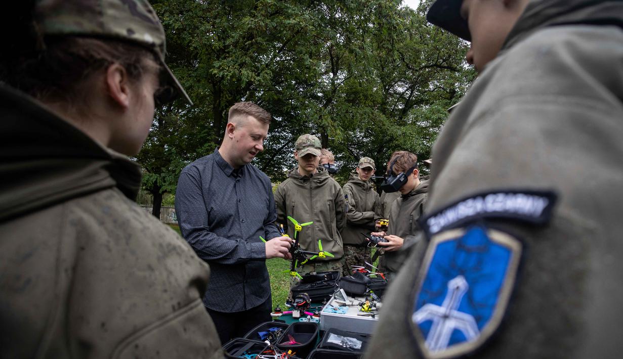 Program ini sekaligus menanggapi meningkatnya penggunaan drone dalam konflik modern. (Wojtek RADWANSKI/AFP)