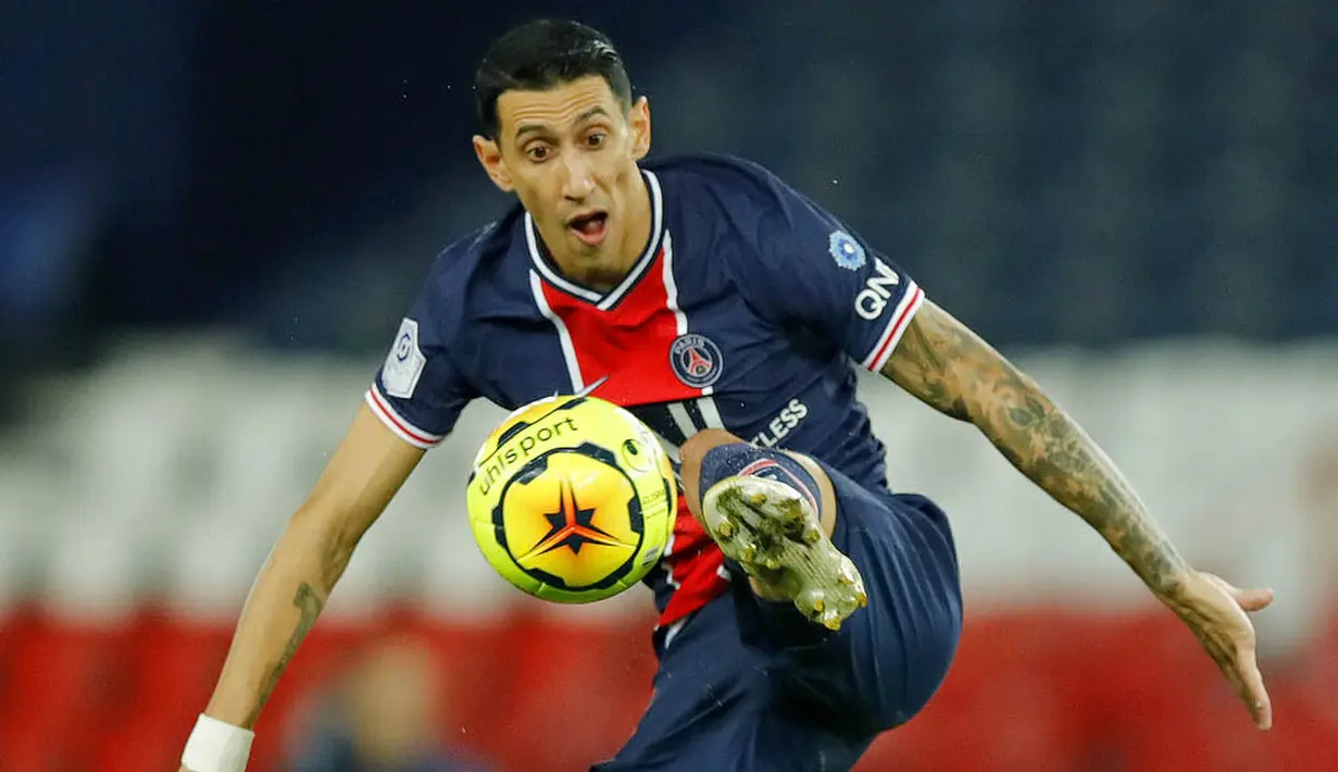 Penyerang Paris Saint-Germain (PSG), Angel Di Maria, mengontrol bola saat melawan Renners pada laga Liga Prancis di Stadion Parc des Princes, Sabtu (7/11/2020). PSG menang dengan skor 3-0. (AP/Christophe Ena)