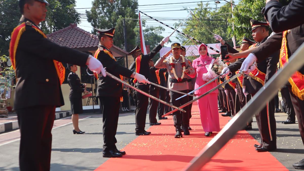 Tradisi Pedang Pora Sambut Kapolres Pemalang Yang Baru Regional