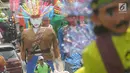 Ondel-ondel memeriahkan karnaval ulang tahun Kota Tangerang Selatan ke-10 di Ciputat, Tangerang Selatan, Minggu (11/11). Karnaval tersebut diikuti lebih dari seratus ondel - ondel se-kecamatan di Kota Tangerang Selatan. (Merdeka.com/Arie Basuki)