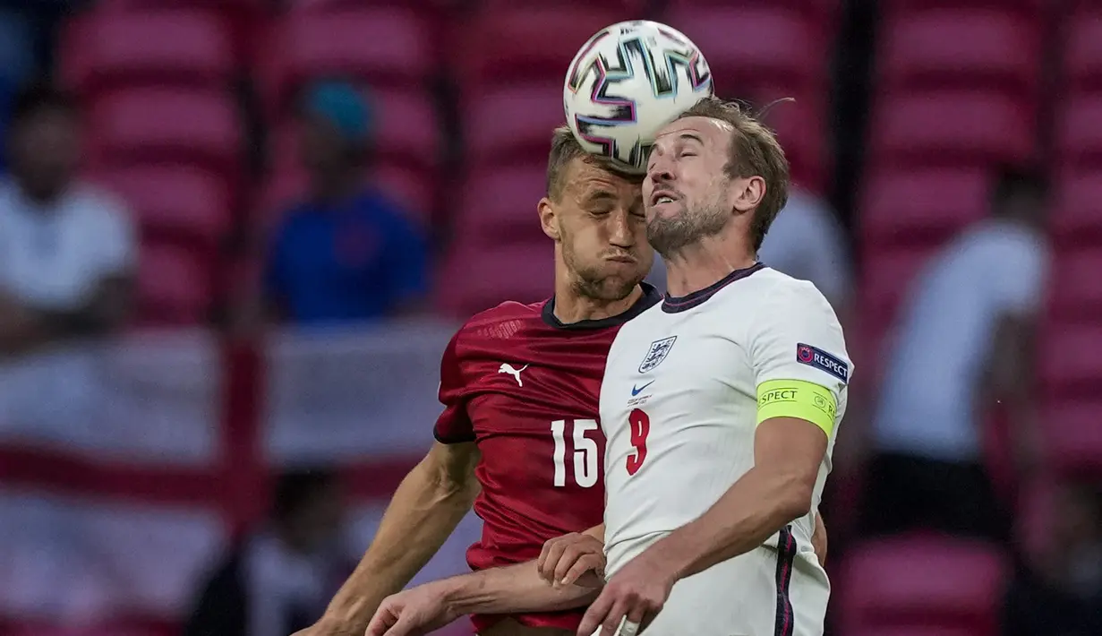 Berhasil memimpin Inggris semakin gencar melancarkan serangan. Di sisi lain, Timnas Republik Ceska juga kerap merepotkan lewat serangan balik. Tetapi sampai babak pertama berakhir, skor 1-0 untuk keunggulan Timnas Inggris tetap bertahan. (Foto: AP/Pool/Frank Augstein)