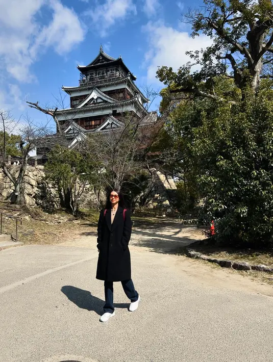 Simpel, Yuki Kato memadukannya dengan long coat hitam dan backpack. [Foto: Instagram/yukikt]