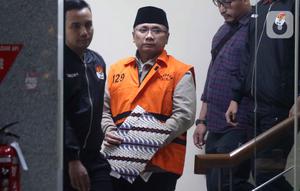 Mengenakan rompi tahanan, Yaqut Cholil Qoumas turun dari lantai 2 gedung KPK pukul 18.45 WIB. Tampak dalam foto, mantan Menteri Agama, Yaqut Cholil Qoumas, saat dibawa menuju mobil tahanan di Gedung Merah Putih Komisi Pemberantasan Korupsi (KPK), Jakarta, Kamis (12/3/2026). (Liputan6.com/Helmi Fithriansyah)