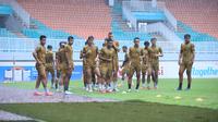 Pemain Persikabo 1973 menggelar latihan di bawah guyuran hujan deras di Stadion Pakansari, Cibinong, Sabtu (8/7/2023) sore WIB. Latihan ini adalah persiapan akhir menghadapi Persija Jakarta di stadion yang sama pada Minggu (9/7/2023). (Bola.com/Nandang Permana)
