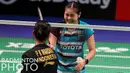 Putri Kusuma Wardani (kiri) bermain tenang di gim kedua. Hasilnya, ia mampu unggul di interval kedua dengan skor 11-5. Perolehan poin Putri terhenti hingga mampu disamakan Busanan. Bahkan, Busanan mampu menutup gim kedua dengan skor 22-20. (Badminton Photo/Yves Lacroix)