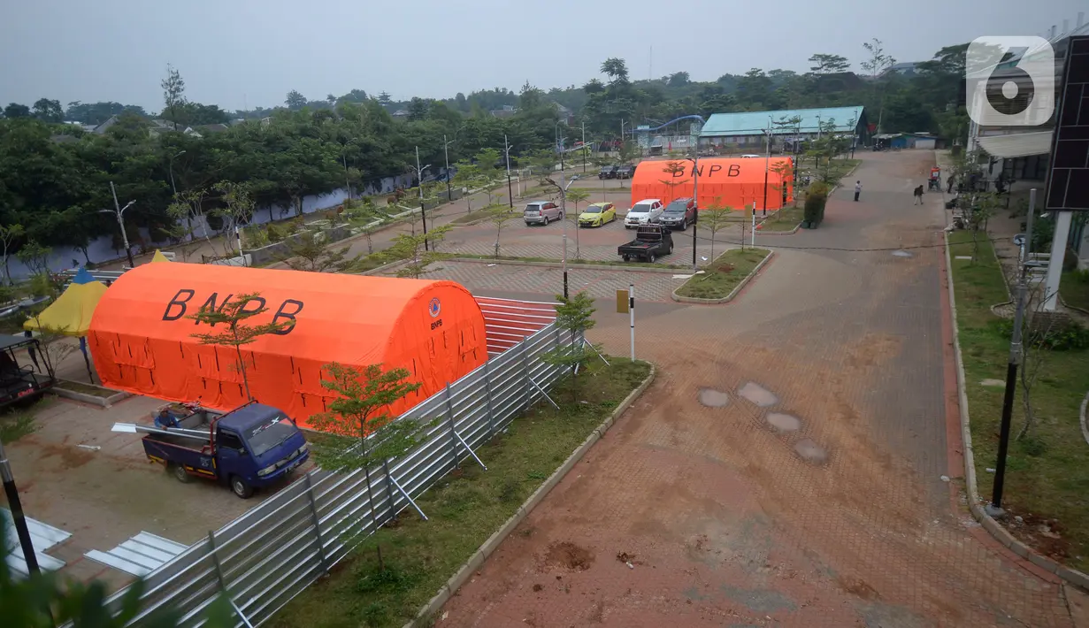 Suasana pembangunan Rumah Sakit penampungan karantina Orang Dalam Pemantauan (ODP) Covid-19 di kawasan pertanian terpadu (KPT) Tandon Ciater, Serpong, Tangerang Selatan, Banten, Kamis (9/4/2020). Rs sementara tersebut guna memutus mata rantai penyebaran Covid-19. (merdeka.com/Dwi Narwoko)