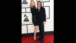 Kompak mengenakan busana serba hitam, Nicole Kidman setia mendampingi sang suami, Keith Urban menghadiri Grammy Awards 2015 di Staples Center, Los Angeles, AS, Minggu (8/2). (Jason Merritt/Getty Images/AFP)