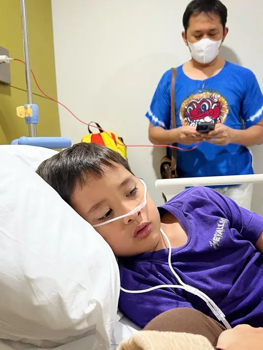 Usai menjalani perawatan di ruang ICU, sang putra pun akhirnya sudah bisa masuk ke ruang rawat inap. Tentu saja, keduanya memilih menemani sang anak di ruang rawat inap.(Liputan6.com/IG/@zaskiadyamecca)