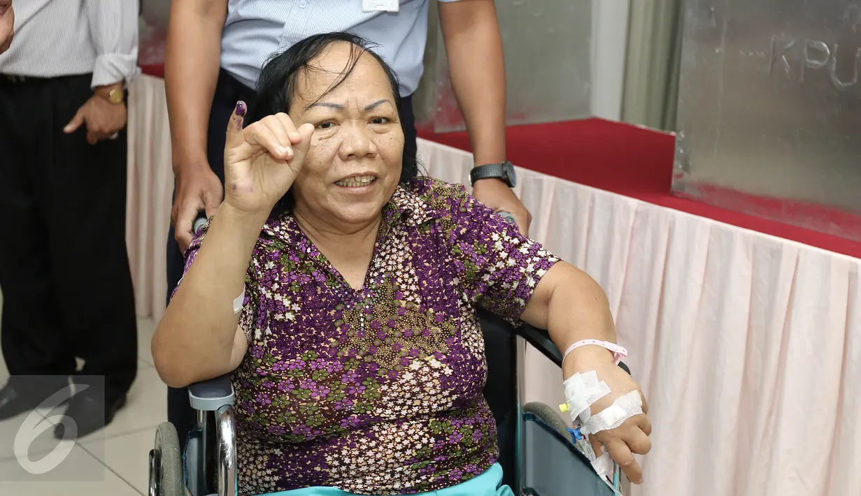 Pasein RSCM Santi Tampubolon menunjukkan tinta usai mencoblos surat suara pada Pilkada DKI 2017 di di TPS 15 RSCM, Jakarta, Rabu (15/2/2017). (Liputan6.com/Herman Zakharia)