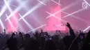 Para pengunjung menyaksikan DJ Alan Walker di Invasion 2017 di Jakarta, Jumat (22/9). DJ asal Norwegia tersebut menampilkan sejumlah lagu miliknya diantaranya Faded, Sing Me To Sleep dan Alone. (Liputan6.com/Herman Zakharia)