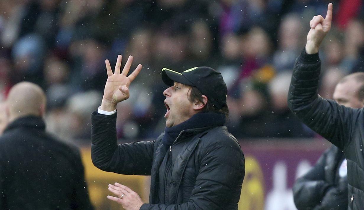Ekspresi pelatih Chelsea, Antonio Conte memberikan instruksi kepada anak asuhnya pada anjutan Premier League di Turf Moor stadium, Burnley (12/2/2017).  Chelsea bermain imbang 1-1 lawan Burnley. (AP/Dave Thompson)