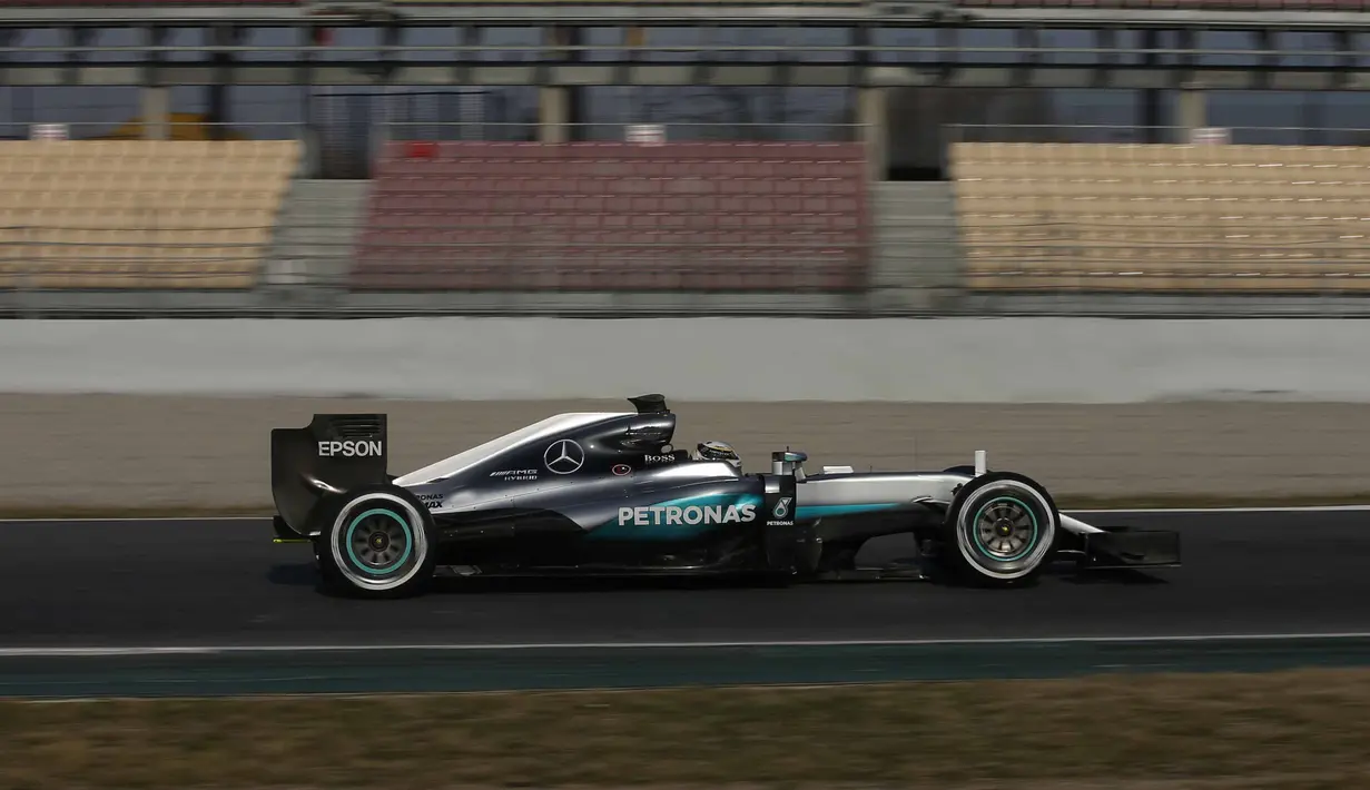 Pebalap Mercedes, Lewis Hamilton, mencatatkan waktu terbaiknya 1 menit 26,295 detik pada sesi pertama hari ke-4 tes pramusim di Sirkuit Catalunya, Barcelona, Spanyol, Kamis (25/2/2016). (Reuters/Sergio Perez)