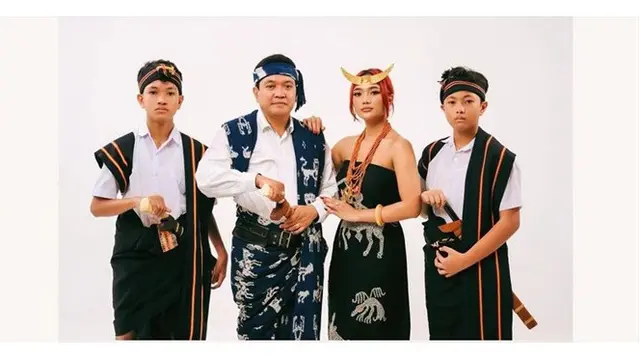 Rayakan Natal di Kupang, Ini 6 Pemotretan Marion Jola Bareng Keluarga