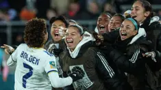 Selebrasi pemain Timnas Filipina putri, Sarina Bolden (kiri), setelah menjebol gawang Selandia Baru dalam pertandingan lanjutan grup A Piala Dunia Wanita 2023 yang berlangsung di Stadion Regional Wellington, Selasa (25/7/2023). (AFP/Marty Melville)