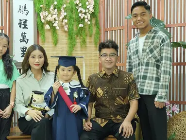 Ruben Onsu dan Sarwendah penuh kebanggaan menyaksikan anak bungsu mereka mencapai pencapaian pertama dalam pendidikan formalnya. Momen kelulusan Thania yang berbeda ini menjadi pembuktian bahwa perceraian orangtua bukan halangan untuk tetap kompak mendampingi anak. (Liputan6.com/IG/@ruben_onsu)