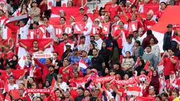 Para pendukung Indonesia memberi dukungan kepada Timnas Indonesia saat menghadapi Jepang pada laga ketiga Grup D Piala Asia 2024 di Al-Thumama Stadium, Doha, Qatar, Rabu (24/1/2024) malam WIB. (AFP/Giuseppe Cacace)