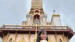 Kim Sae Jong berpose saat mengunjungi salah satu destinasi wisata di Thailand. Ia begitu memesona dengan rambut panjangnya. (Instagram/clean_0828)