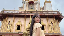 Kim Sae Jong berpose saat mengunjungi salah satu destinasi wisata di Thailand. Ia begitu memesona dengan rambut panjangnya. (Instagram/clean_0828)