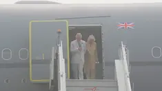 Pangeran Charles dan istrinya, Camilla bersiap turun dari sebuah pesawat yang terselimuti kabut asap setibanya di New Delhi, India, Rabu (8/11). Pasangan dari Kerajaan Inggris itu akan berada di negara Anak Benua selama dua hari. (AP Photo/Manish Swarup)