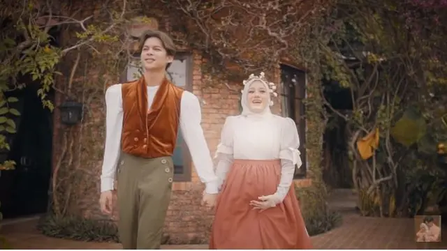 Ungkap Jenis Kelamin Anak, Ini 7 Potret Maternity Dinda Hauw dan Rey Mbayang