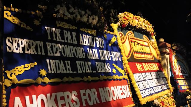 Karangan bunga untuk Ahok di depan Mako Brimob