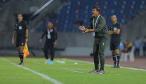 Pelatih Timnas Indonesia U-22, Indra Sjafri memberikan instruksi di pinggir lapangan saat melawan Myanmar pada pertandingan SEA Games 2025 di 700th Anniversary Stadium, Chiang Mai, Jumat (12/12/2025). (Bola.com/Bagaskara Lazuardi)