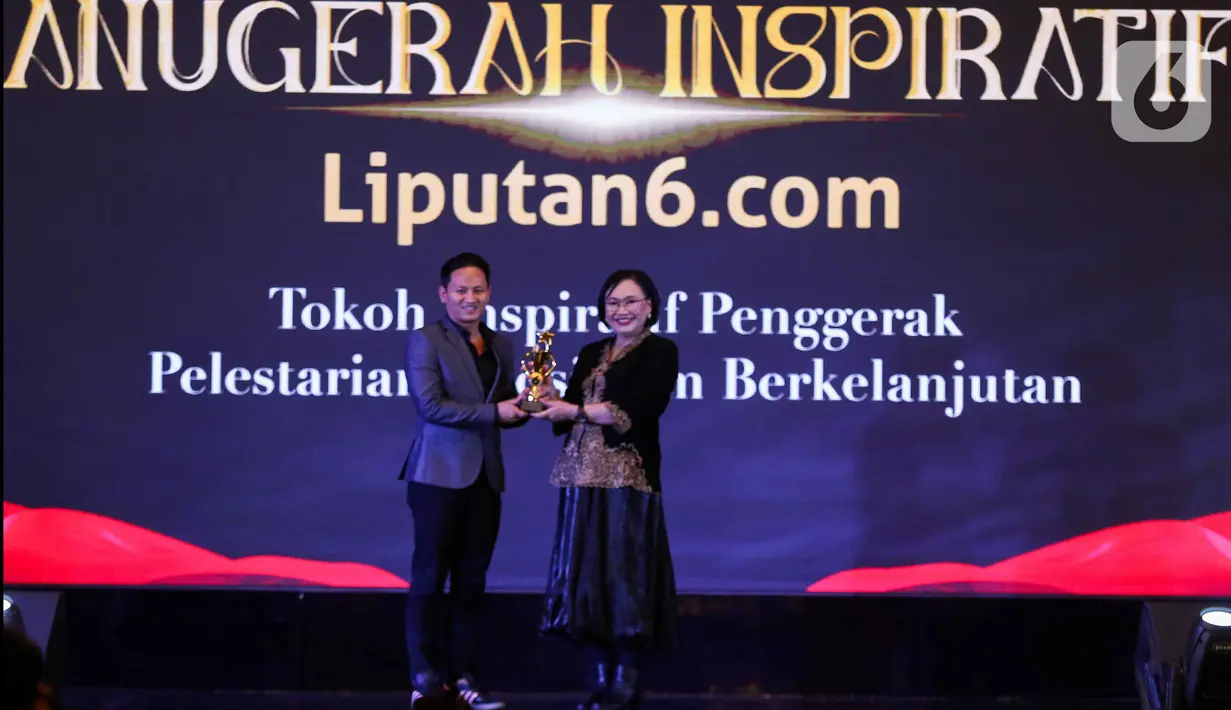 Pimpinan Redaksi Liputan6.com Elin Yunita (kanan) memberikan plakat kepada Bupati Kabupaten Trenggalek,  Mochamad Nur Arifin (kiri) saat acara Anugerah Inspiratif Liputan6.com di hotel Shangri La, Jakarta, Rabu (31/7/2024). Bupati Kabupaten Trenggalek menerima  penghargaan Tokoh Inspiratif Penggerak Pelestarian Ekosistem Berkelanjutan. (Liputan6.com/Herman Zakharia)
