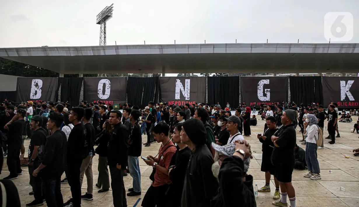 Ribuan pengunjung yang datang kompak mengenakan pakaian hitam dan mulai memenuhi lokasi acara. (Liputan6.com/Faizal Fanani)